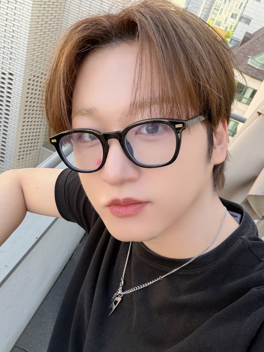 DIGNITY_members's tweet photo. 오랜만에 안경 온이 🫶🏻🫶🏻

#디그니티 #DIGNITY #온 #ON https://t.co/gAehBdZmAH