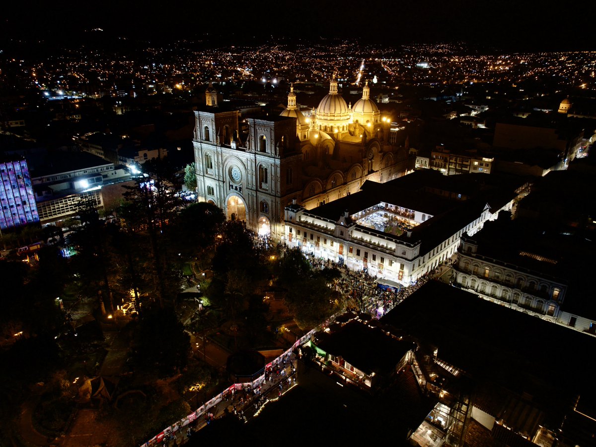 czamoramatute's tweet photo. ¡Así se ve la ciudad más #dulce! calles repletas de tradición, alegría y sabor durante el #CorpusChristi. ❤️💛✨ https://t.co/5wDQBIHc7d