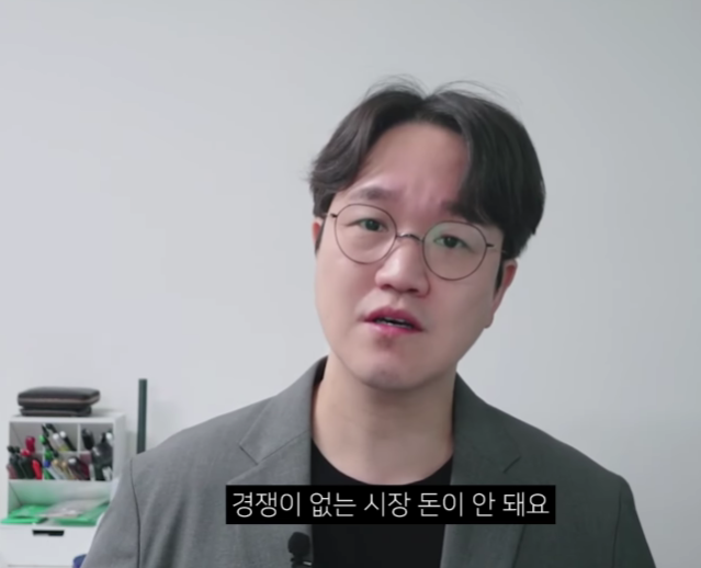 lalala13580351's tweet photo. 유튜브 구독자 2만 7천, 광고수익 39만원이 현실입니다

구독자 2만 7천이면
유튜브로 어느 정도 먹고살 줄 알았는데

이 영상 보고 생각이 조금 바뀌었음

주인공은 3년 6개월 동안
영상 1,000개 넘게 올렸다고 함

구독자는 약 2만 7천 명

근데 유튜브 광고수익은
월평균 39만 원 정도라고 말함

보통 사람들은 유튜브를 하면
조회수 터지고
구독자 늘고
광고비 들어오고
퇴사까지 가능할 거라고 생각함

근데 현실은 생각보다 다름

영상 1,000개를 올려도
광고수익만 보면 월 40만 원이 안 될 수 있음

그럼 유튜브를 하면 안 되냐

오히려 이분은 반대로 말함

유튜브는 해야 하는데
목적을 잘못 잡으면 안 된다는 거임

유튜브 광고수익으로 먹고사는 게 아니라
유튜브를 통해 사람들이 나를 알게 만들고

그다음에 강의
컨설팅
커뮤니티
상품 판매
제휴
서비스

이런 쪽으로 연결해야 한다는 이야기였음

이 부분이 제일 현실적으로 들렸음

유튜브 자체가 돈이 되는 게 아니라
유튜브가 내가 가진 걸 알리는 확성기 역할을 하는 것

조회수 100만이 나와도
팔 게 없으면 그냥 유명해진 사람이고

조회수 1만이어도
살 사람이 모이면 그건 사업이 될 수 있음

이분은 그 팔거리를 구매대행에서 만들었다고 함

구매대행을 하면서 직접 팔아보고
주문 받고
CS 해보고
시행착오가 쌓임

그 경험을 다시 유튜브에서 말하니까
사람들이 강의나 컨설팅으로 넘어오는 구조가 된 듯함

여기서 느낀 건 이거였음

유튜브 부업을 시작할 때
“몇 조회수 나오면 얼마 벌까”부터 보면 위험함

먼저 봐야 하는 건

내가 뭘 팔 수 있는지
내 경험이 누구에게 도움이 되는지
사람들이 왜 나를 믿어야 하는지

이쪽에 가까운 것 같음

요즘 쇼츠든 롱폼이든
조회수만 보고 시작하는 사람이 많은데

광고수익만 바라보면
1년 뒤에 통장 보고 현타 올 가능성도 있어 보임

유튜브는 돈 버는 기계가 아니라
사람을 모으는 장치에 가까움

그리고 사람을 모은 뒤에
무엇으로 돈을 벌지는 따로 설계해야 함

물론 영상 안에 강의 홍보도 섞여 있어서
그대로 다 받아들이자는 얘기는 아님

근데 구독자 2만 7천
영상 1,000개
월 광고수익 39만 원

이 숫자 하나는 꽤 현실적인 경고처럼 들렸음

유튜브를 시작하기 전에
조회수보다 먼저 생각해야 할 게 있음

나는 이 채널로 무엇을 팔 수 있는가

이 질문에 답이 없으면
구독자가 늘어도 돈은 생각보다 안 남을 수 있음

결론은 유튜브는 상품판매 까지 연결해야 진짜 큰 수익을 낸다.

출처: 유튜브 whyhano