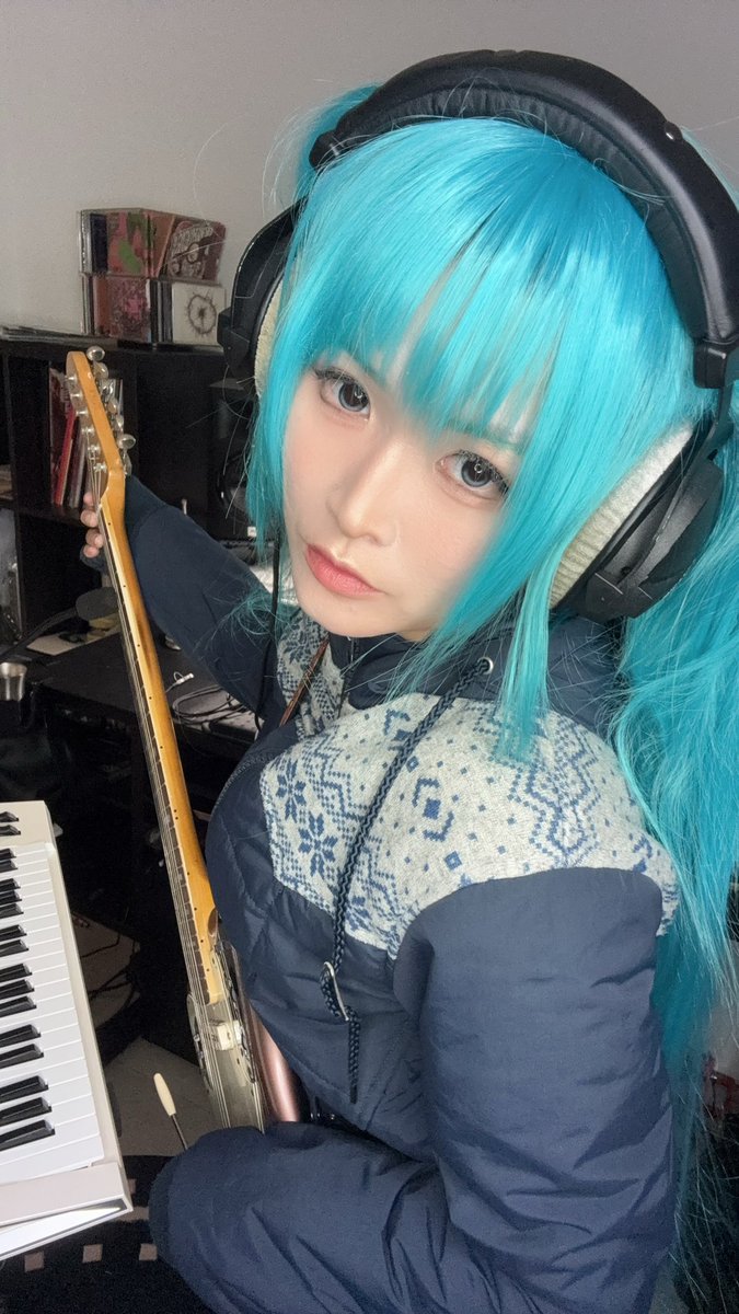 azuki_shout's tweet photo. 夏天在20度冷氣的房間穿羽絨衣cover的神經病

#miku https://t.co/EW4RqCWi8i