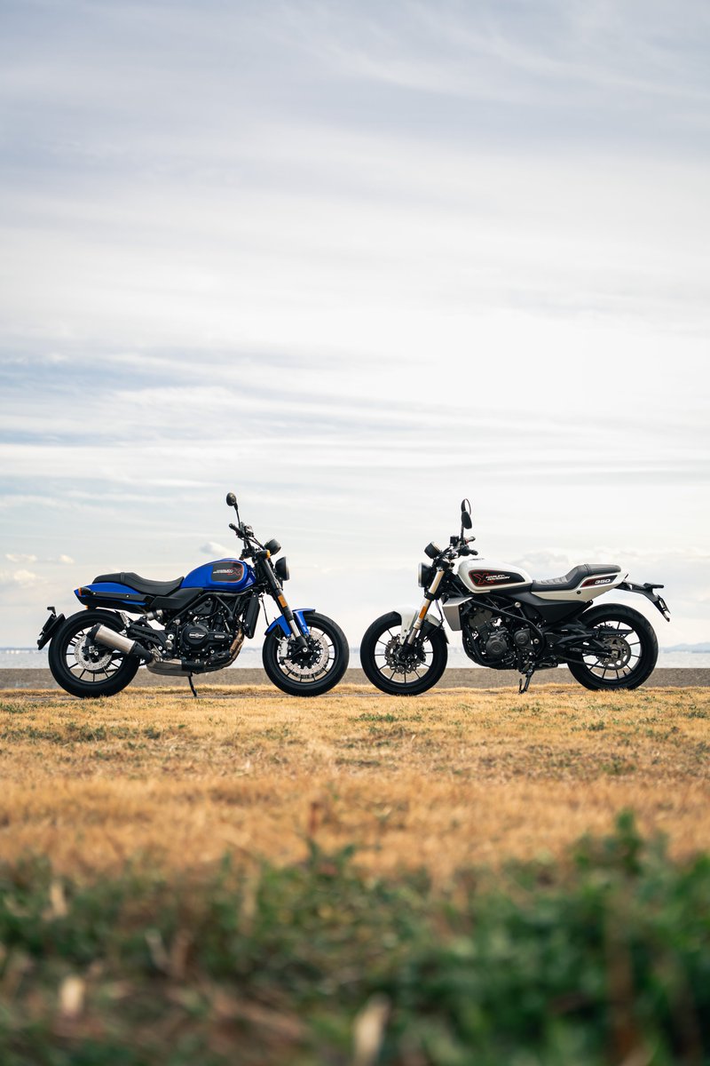 HarleyWith's tweet photo. ■Harley-Davidson X 350 / X 500 主な性能・特徴 

水冷並列 2 気筒エンジン（353cc / 500cc）
・強力な中回転域トルクに最適化され、6 速トランスミッションと組み合わせ

・ケーブル操作式湿式多板クラッチ＋チェーンドライブ
・前後 17 インチ（432mm）ホイールによる俊敏で応答性の高いハンドリング

・ラジアルタイヤによる高いグリップ力と安定性
X 350：Maxxis Supermaxx ST（前 120/70 ZR17、後 160/60 ZR17）
X 500：Maxxis Supermaxx ST（前 120/70 ZR17、後 160/60 ZR17）

・フロントダブルディスク、リアディスクブレーキ（ABS 標準装備）

・倒立フロントサスペンション（リバウンド減衰調整可能）
X 350：41mm フォーク
X 500：50mm フォーク

・リアモノショックサスペンション（プリロードおよびリバウンド調整可能）

・ミッドコントロールとローハンドルにより自然で直立したライディングポジション

・停止時でも安心感のあるシート高
X 350：777mm
X 500：820mm