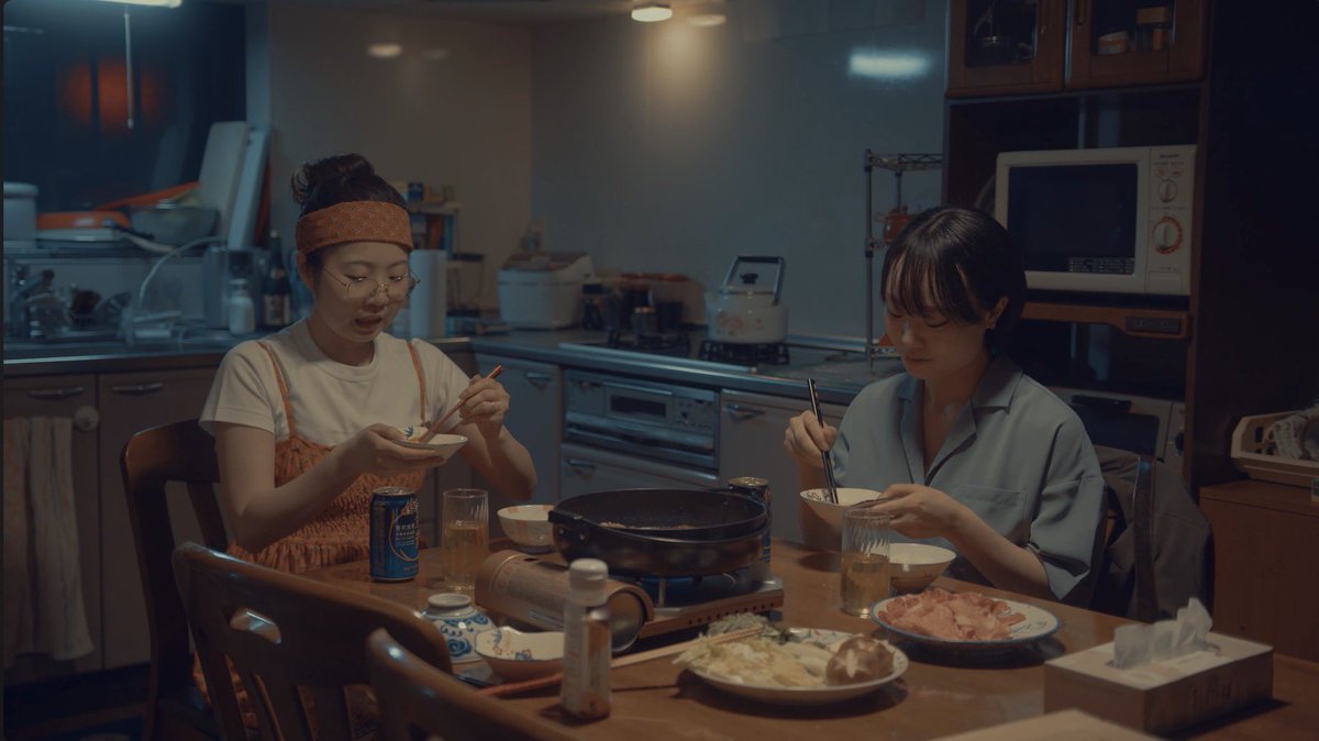 kozyman313's tweet photo. 新しい短編映画「＃落ちた卵」が完成しました。
役者 ＃芽衣子 さん(「消さない。」主演)と #伊藤由紀 さんと一から作った映画です。

オチもカタルシスも無い、相変わらずの投げっぱなし映画ですが、二人のどちらかの気分で観ていただくと、その気持ちがうわっと広がる映画だと思います。

男性の自分が、ここまで女性映画を撮ったのが自分でもわかってません笑

美緒：芽衣子
佳代：伊藤由紀

優一：小幡貴史

製作：芽衣子、小嶋貴之、伊藤由紀

撮影：片岡けんた
照明：小嶋貴之、天野トロイカ
録音：村上丈
助監督：芝愛弥葉
制作：杉山麻衣、にこら

監督、脚本　小嶋貴之