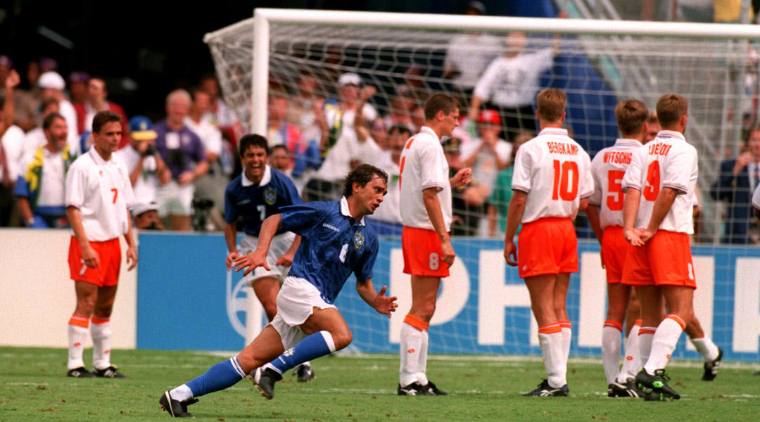 vGazza's tweet photo. @NetflixBrasil Dedo no olho do Overmars, cava a falta na malandragem, bota a bola embaixo do braço, manda o resto do time para longe e afunda a rede do holandês tirando fino da bunda do Romário. Branco, o maior herói do tetra. #EuVi https://t.co/0c51MaQzyb