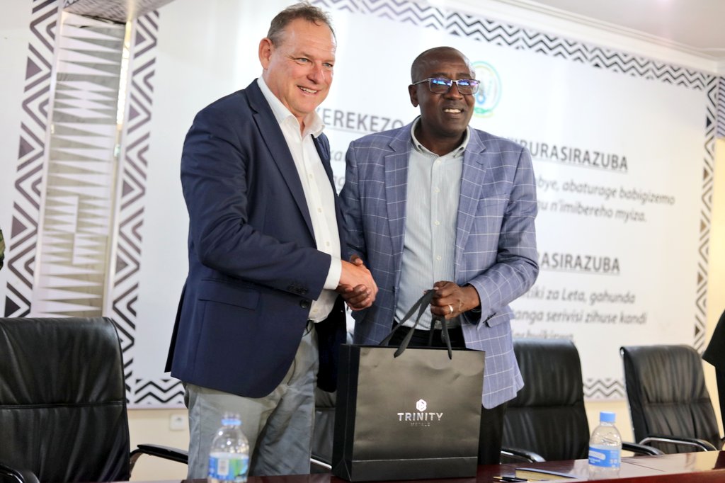 RwamaganaDistr's tweet photo. Uyu munsi Umuyobozi w'Akarere @RadjabM yakiriye Umuyobozi Mukuru w'Ikigo @Trinity_Metals ,Mr. Peter Geleta baganira ku ngamba zo gukomeza ubufatanye mu bikorwa byo guteza imbere imibereho myiza y'abaturage n'Ishami rya Musha ry'iki kigo gikora ubucukuzi bw'amabuye y'agaciro. https://t.co/To1ogYBXHP