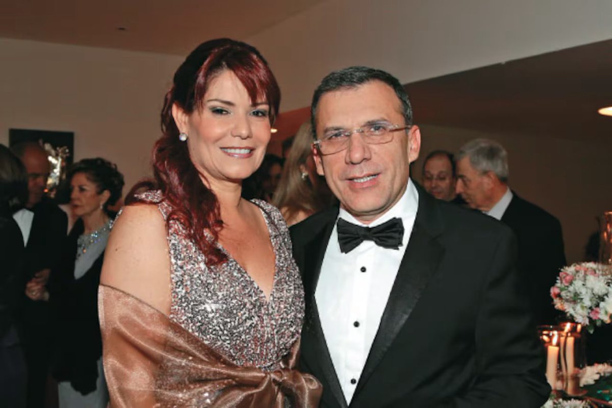 EstefanelGP's tweet photo. Gloria Arizabaleta, congresista del Pacto Histórico, ex esposa de Roy Barreras, y hermana de otro representante del Pacto, busca suspender a Petro por participación en política.

No nos crean estúpidos. Ese autogolpe electoral no se los va a creer NADIE. 

Blanco es, gallina lo pone y frito se come.
