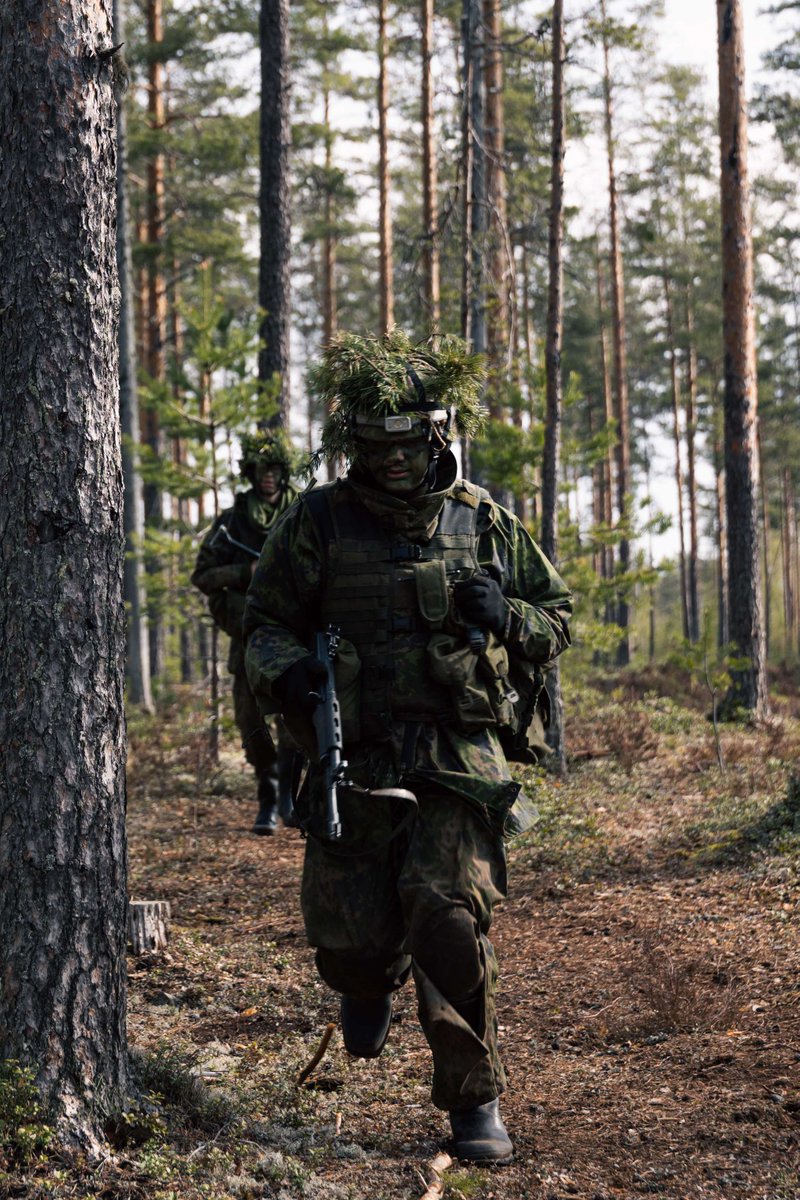 KarjalanPR's tweet photo. Karjalan huoltopataljoonan varusmiehet valmistautuivat palveluksensa päättävään loppusotaan taistelu- ja ampumaharjoituksessa.
Huolto tukee muita joukkoja, ylläpitää niiden taistelukykyä ja varmistaa suorituskyvyn myös vaativissa tilanteissa.
#KARHP #KARPR #Maavoimat https://t.co/LAMarJAxzD