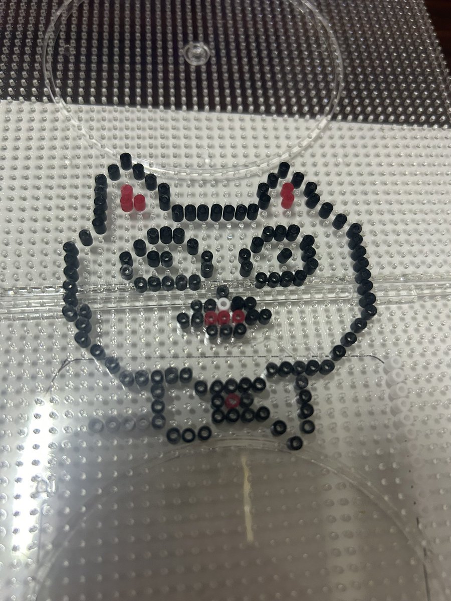 jo____asa's tweet photo. この板倉悠太の猫のアイロンビーズトレカケース作っているんだけど嫌な予感しかしない https://t.co/DwwJNbIXfV