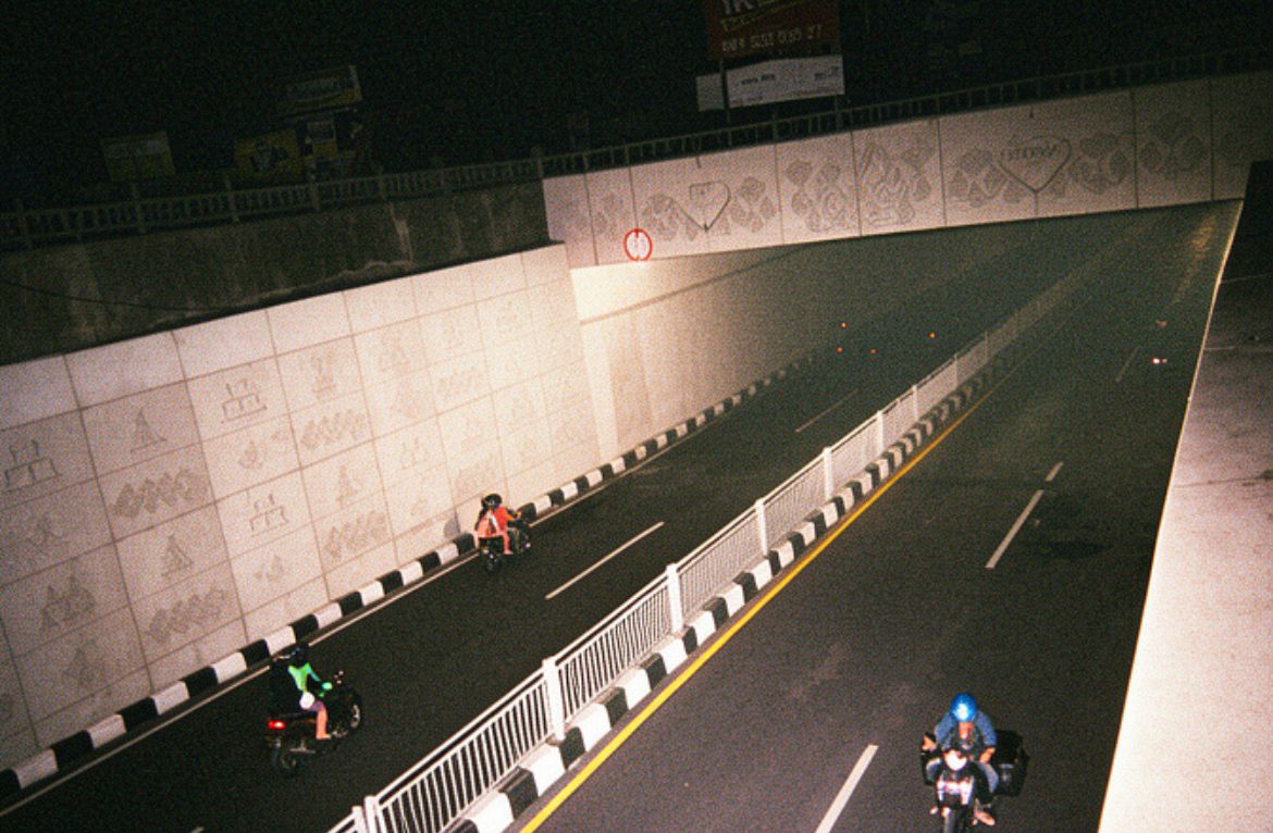 WarungHorror's tweet photo. Gua udah beberapa kali road trip ke Jogja.
Lewat jalur yang sama. Masuk Ring Road Utara. Biasa aja.

Tapi ada satu malam yang bikin gua mutusin satu hal sampai sekarang: kalau perlu lewat Flyover Kentungan di atas jam 12 malam, gua pilih jalan muter.

Karena gua pernah liat langsung apa yang bisa terjadi kalau kita berhenti di sana.

@bacahorror @IDN_Horor @ceritaht @ridontsleep #bacahorror #bacahoror #suduttakkasat #ceritahoror #threadhoror #ceritaserem #asupanhorror #horor