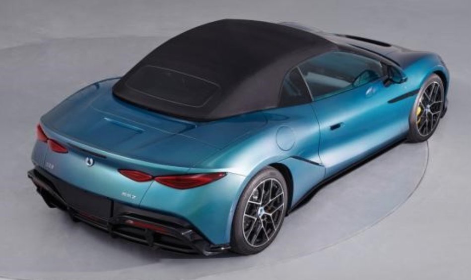 TychodeFeijter's tweet photo. Denza Z Roaster: 4 seats and 1180 kW, 300 km/h top speed.

The Denza Z Roadster is one of the coolest Chinese cars ever. It is an electric soft-top convertible with 4 seats and insane power.

- 3 motors: 1180 kW combined. 500 kW front (!!!) and two times 340 kW at the rear. 
- the strongest front-EV motor in China.
- the top speed is 300 km/h.
- Curb weight: 2290 kg.
- Size: 4780/1990/1350, 2780.

Not a small & nimble car by any means, but with so much horsepower it hardly matters. What a machine!

Launch in Q3.

Denza is a BYD brand.