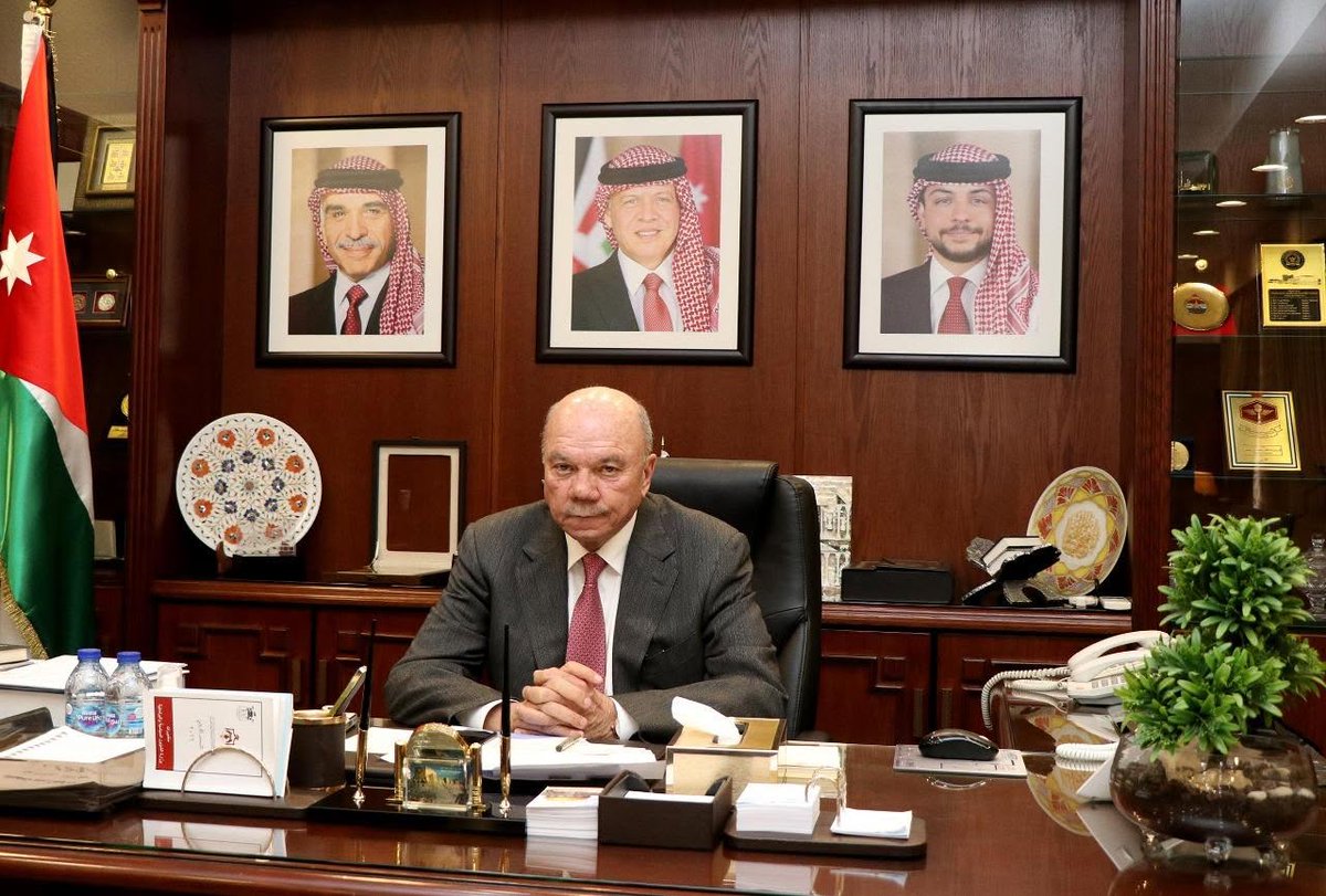 Senatejordan's tweet photo. عمان 10 حزيران (مجلس الأعيان) - هنأ رئيس مجلس الأعيان، فيصل الفايز، جلالة الملك عبدالله الثاني وسمو ولي العهد والشعب الأردني بمناسبة ذكرى الثورة العربية الكبرى ويوم الجيش، مؤكداً أن الثورة العربية الكبرى شكلت محطة تاريخية لاستعادة كرامة العرب وترسيخ قيم الحرية والنهضة التي حمل رايتها الهاشميون.
وأشار الفايز إلى تضحيات وبطولات القوات المسلحة الأردنية والأجهزة الأمنية في الدفاع عن الوطن وحماية أمنه واستقراره، مستذكراً مآثر الجيش العربي في القدس واللطرون وباب الواد ومعركة الكرامة والجولان. كما أكد استمرار الأردن بقيادة جلالة الملك عبدالله الثاني في مسيرة الإنجاز والتحديث، مجدداً الولاء للقيادة الهاشمية والدعوة إلى الوحدة الوطنية والتكاتف في مواجهة التحديات وصون منجزات الوطن.

التفاصيل: https://t.co/lxbvQnVPBj
#يوم_الجيش #الثورة_العربية_الكبرى