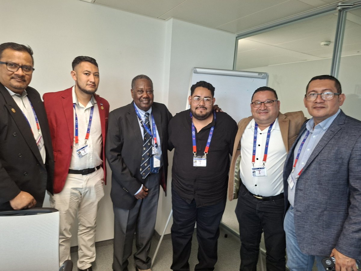 stisss's tweet photo. En el marco de la 114.ª Conferencia Internacional del Trabajo que se celebra en Ginebra, Suiza, la Unidad Sindical Salvadoreña sostuvo una reunión con el presidente del Comité de Libertad Sindical de la OIT, profesor Evance Kalula.

Este importante espacio de diálogo permitió fortalecer las relaciones institucionales con uno de los órganos más relevantes de la Organización Internacional del Trabajo en materia de libertad sindical y derechos laborales.

Reafirmamos la importancia de continuar promoviendo el respeto a los principios fundamentales del trabajo, el fortalecimiento de las organizaciones sindicales y la búsqueda permanente de consensos que favorezcan la estabilidad y el desarrollo social.

Nuestra participación en estos espacios internacionales refleja el compromiso de seguir impulsando acciones que promuevan la justicia social, el trabajo decente y el respeto de los derechos de la clase trabajadora salvadoreña, manteniendo siempre una visión constructiva y orientada al desarrollo del país.
