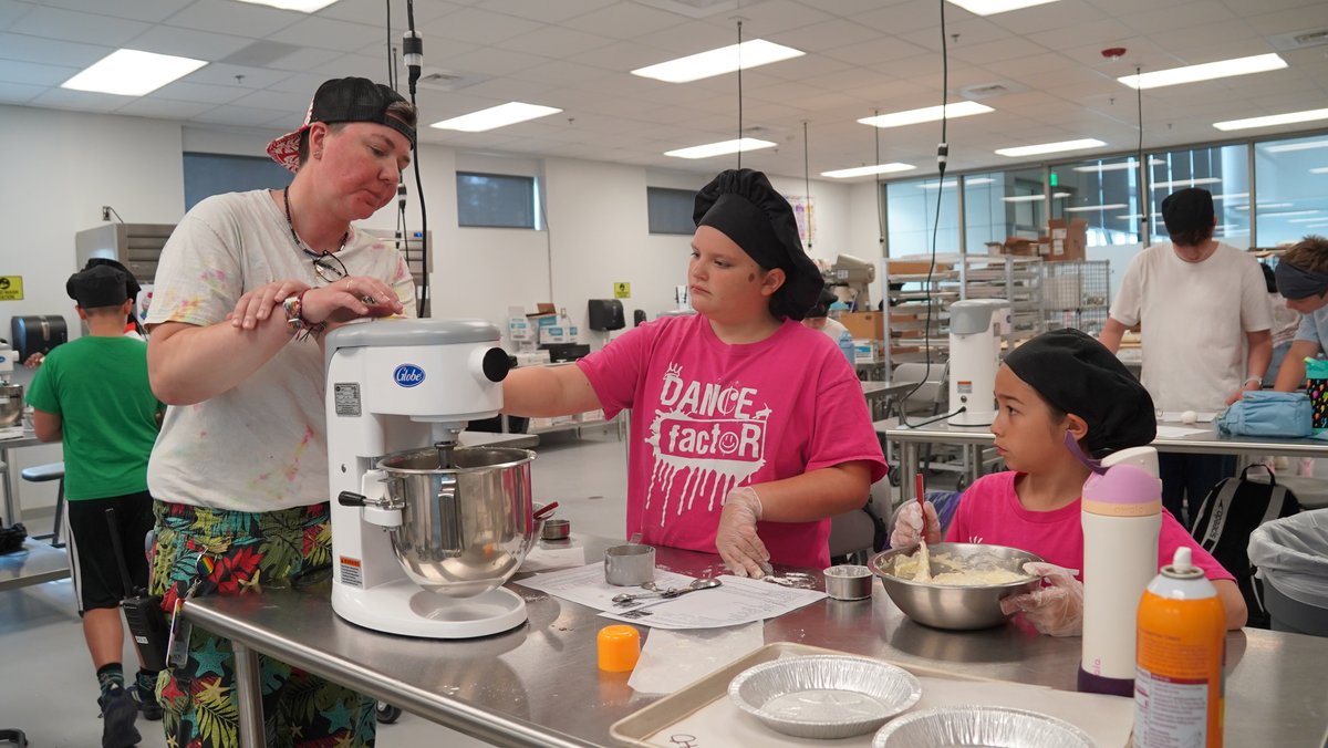 HenricoCTE's tweet photo. Our Summer Career Camps have been busy instructing students on how to make cookies and pies, print tees, small animal care, TV and radio production, and so much more! #HenricoCTE #LifeReady #CareerReady #WhatAreYouDoingThisSummer More Pics: https://t.co/nRHVWjeV5D https://t.co/5nhOcds8dH