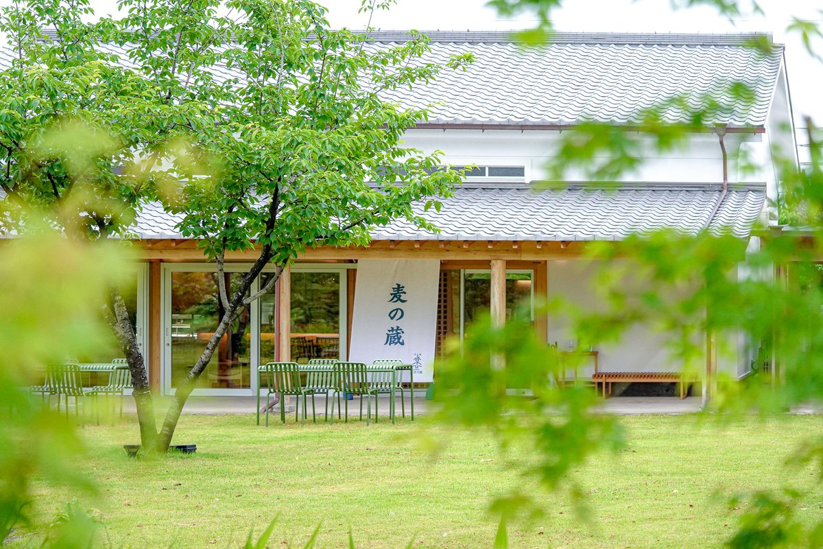 aka_22's tweet photo. 昨日は専門誌の取材撮影。
道中の山間部は土砂降りだったので広報写真を借りることも考えていたけど、現地に着く頃には止み、雨に磨かれた新緑が映える景色が撮れた。

この時期、雨露をまとった草木はさらに瑞々しさを増す。これも宇佐の神様のお計らいだったらうれしい。
#取材 #撮影 https://t.co/V1bJFSLnsI