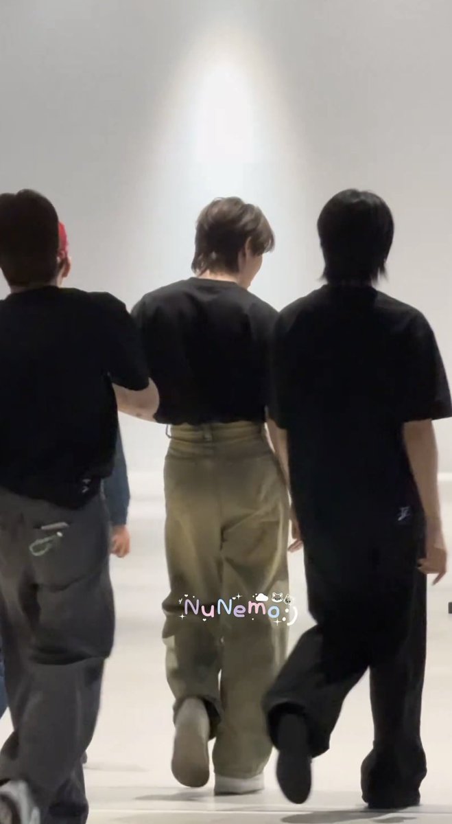 daonepjunz's tweet photo. ใส่เสื้อยืดกางเกงยีนยังไงให้เหมือนใส่คอร์เซ็ท ป้าดดดดดหุ่นชีอ่ะ🤧 https://t.co/MESvCWucF2
