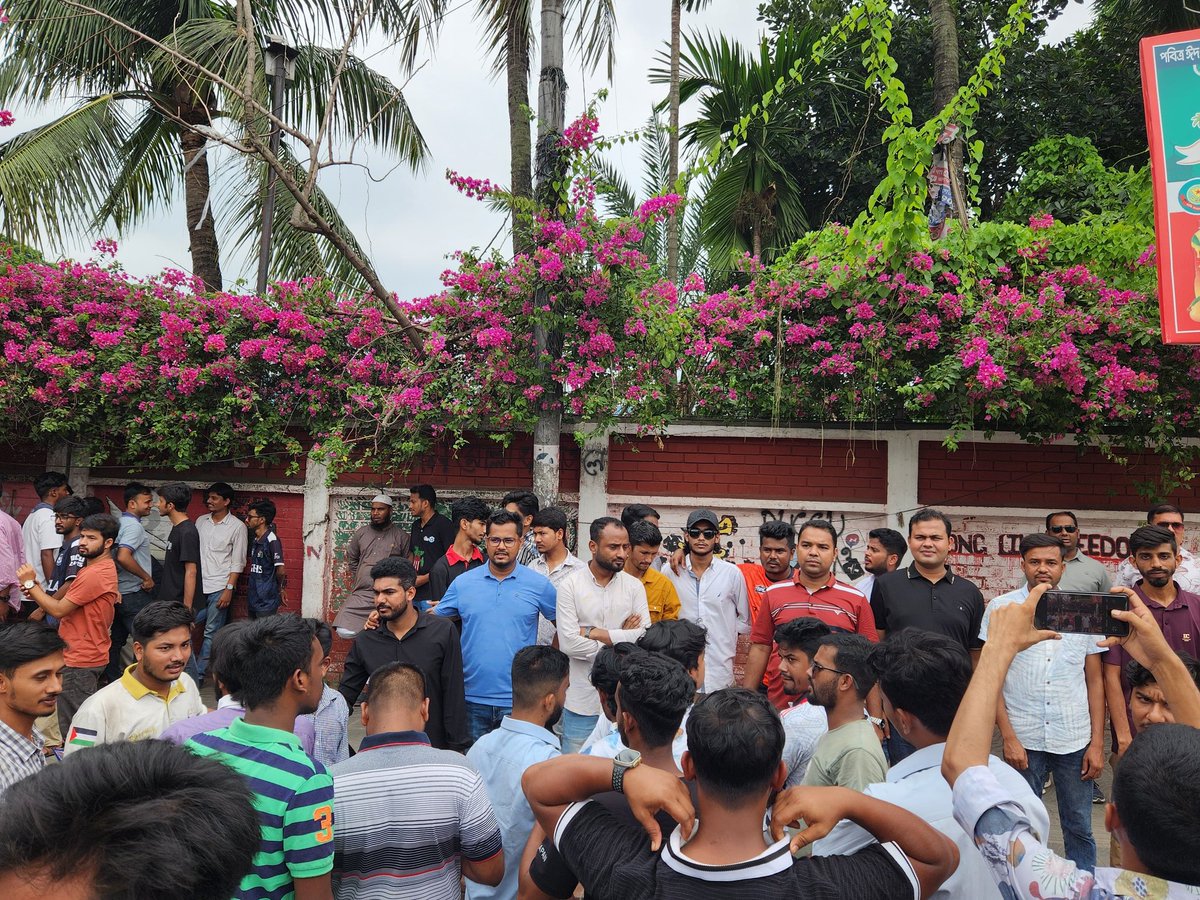 md_uzzol_001's tweet photo. মহান স্বাধীনতার ঘোষক, শহীদ রাষ্ট্রপতি জিয়াউর রহমান বীর উত্তমের ৪৫তম শাহাদাতবার্ষিকী উপলক্ষে জিয়াউর রহমান ফাউন্ডেশনের উদ্যোগে মাসব্যাপী বৃক্ষরোপণ কর্মসূচি ও “ভবিষ্যৎ বিজ্ঞানীর খোঁজে” বিজ্ঞান মেলার আয়োজন। প্রধান অতিথি হিসেবে উপস্থিত আছেন ডা. জোবাইদা রহমান। https://t.co/OaPy49nX4t