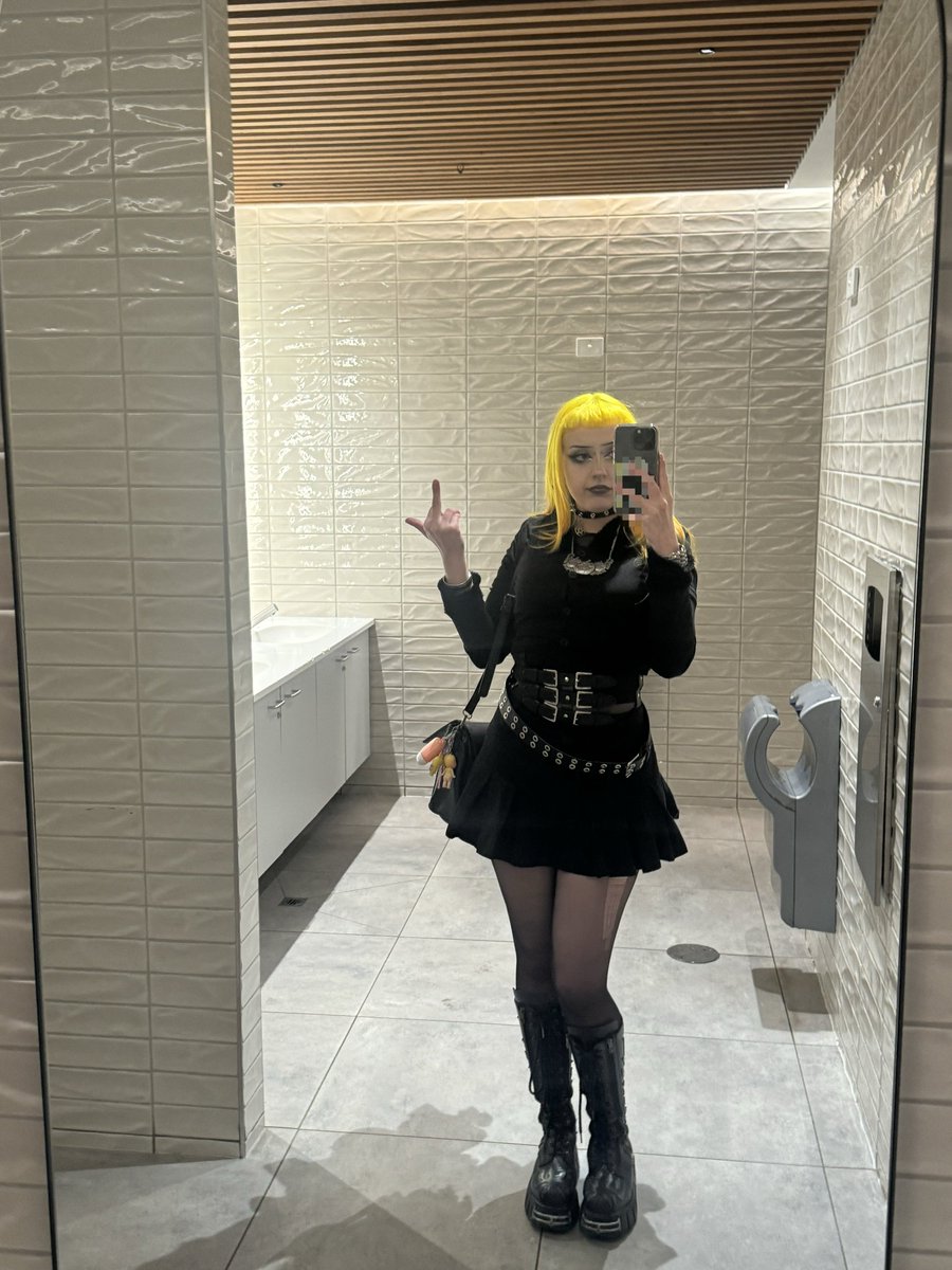 Goddess Gloom tweet media