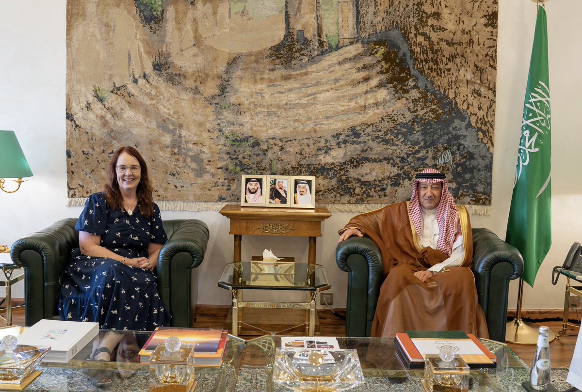 KSAMOFA's tweet photo. #الرياض | معالي نائب وزير الخارجية #وليد_الخريجي @W_Elkhereiji يستقبل القائم بالأعمال في سفارة الولايات المتحدة الأمريكية لدى المملكة السيدة أليسون ديلورث. https://t.co/mHLpZNE5nS
