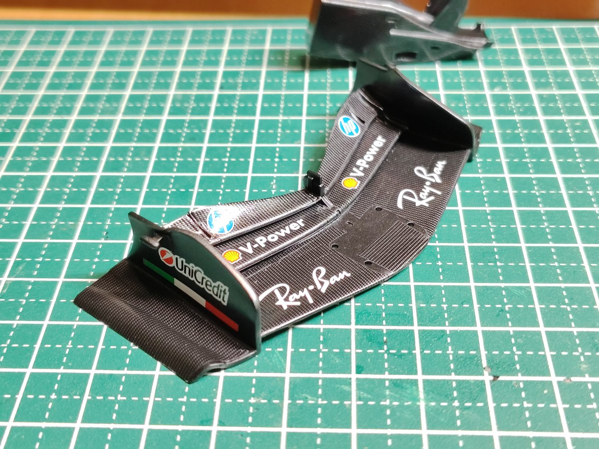 mihaya724's tweet photo. 本日はフロントウィングへのデカール貼りで終了🏁
このカーボンデカールは曲面へよく馴染み、柄も要所要所で変えられており、リアルな仕上がりとなりますね👍
#newscratch
#SF26 https://t.co/YZiZ0xl1WM