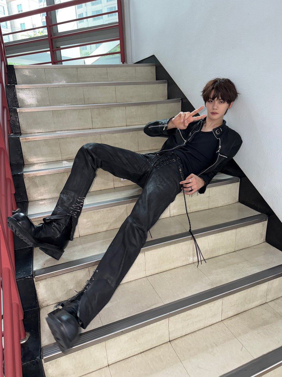 taru830's tweet photo. 身長186cmの股下110cm…広角(多分)じゃなくて普通に撮ってこの脚の長さってまじ❓❓❓❓❓❓❓❓❓❓❓❓❓ https://t.co/10MIuIEm2S