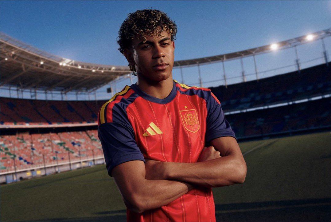 AccessYamal's tweet photo. 📸 | Lamine Yamal’s photoshoot for the Spain home kit. 👕🇪🇸 https://t.co/Zb9dgp63VH