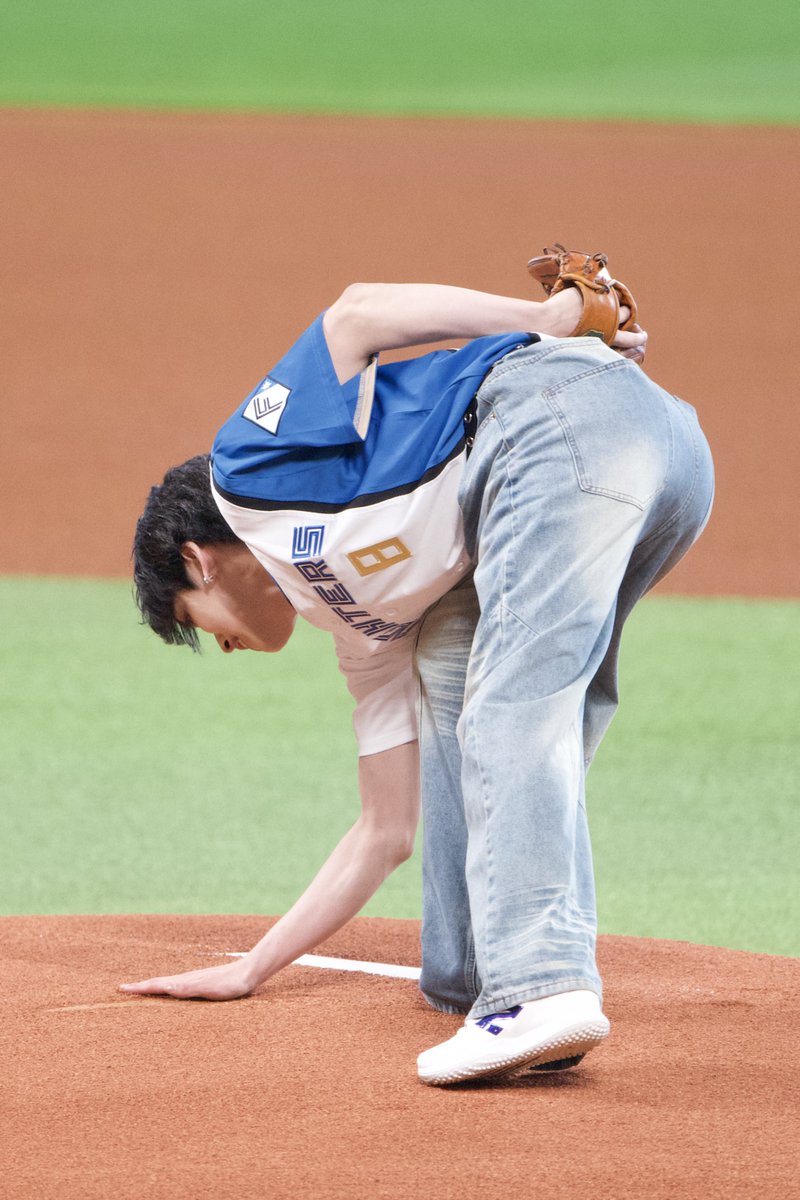galbo52's tweet photo. 2026.6.10

ファーストピッチ⚾️

投げ終わったの笑顔が可愛い
前にも後ろにも一礼をした後にマウンドを手で綺麗にしてて好きになりましたどこから始めたらいいですか

#MAZZEL
#EIKI https://t.co/PgI1jC39M4
