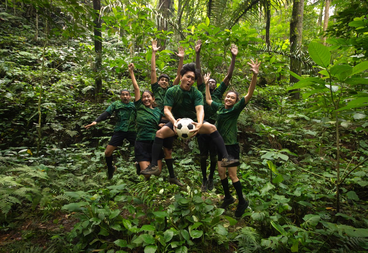 environews_rdc's tweet photo. Forêt : Le terrain de jeu le plus important n’est pas celui auquel on pense… 🏟️🌳
Le @WWFBiodiversity lance #TeamForest ! Une campagne mondiale qui unit la passion du football et la protection de nos forêts.
"Le WWF a lancé Team Forest, une nouvelle campagne mondiale inspirée du football, qui s’appuie sur la force du sport pour mobiliser les supporters, les équipes et les communautés en faveur des forêts de la planète. Alors que l’attention mondiale se tourne vers le football, la campagne invite chacun à « jouer pour notre terrain commun » en rejoignant un mouvement grandissant pour la protection et la restauration des forêts".
Il est temps de jouer pour notre terrain commun. Rejoignez le mouvement ! ⚽✊
#Nature #Football #Climat