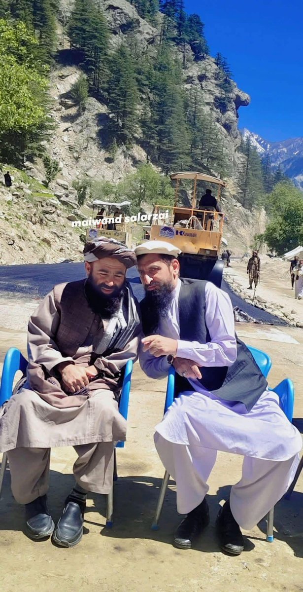 saifdarwish888's tweet photo. یو انځور او د ننګرهار دوه والیان❣️
یو اوسنۍ والي او یو د جمهوریت د وخت والي. https://t.co/npifImc3Mp