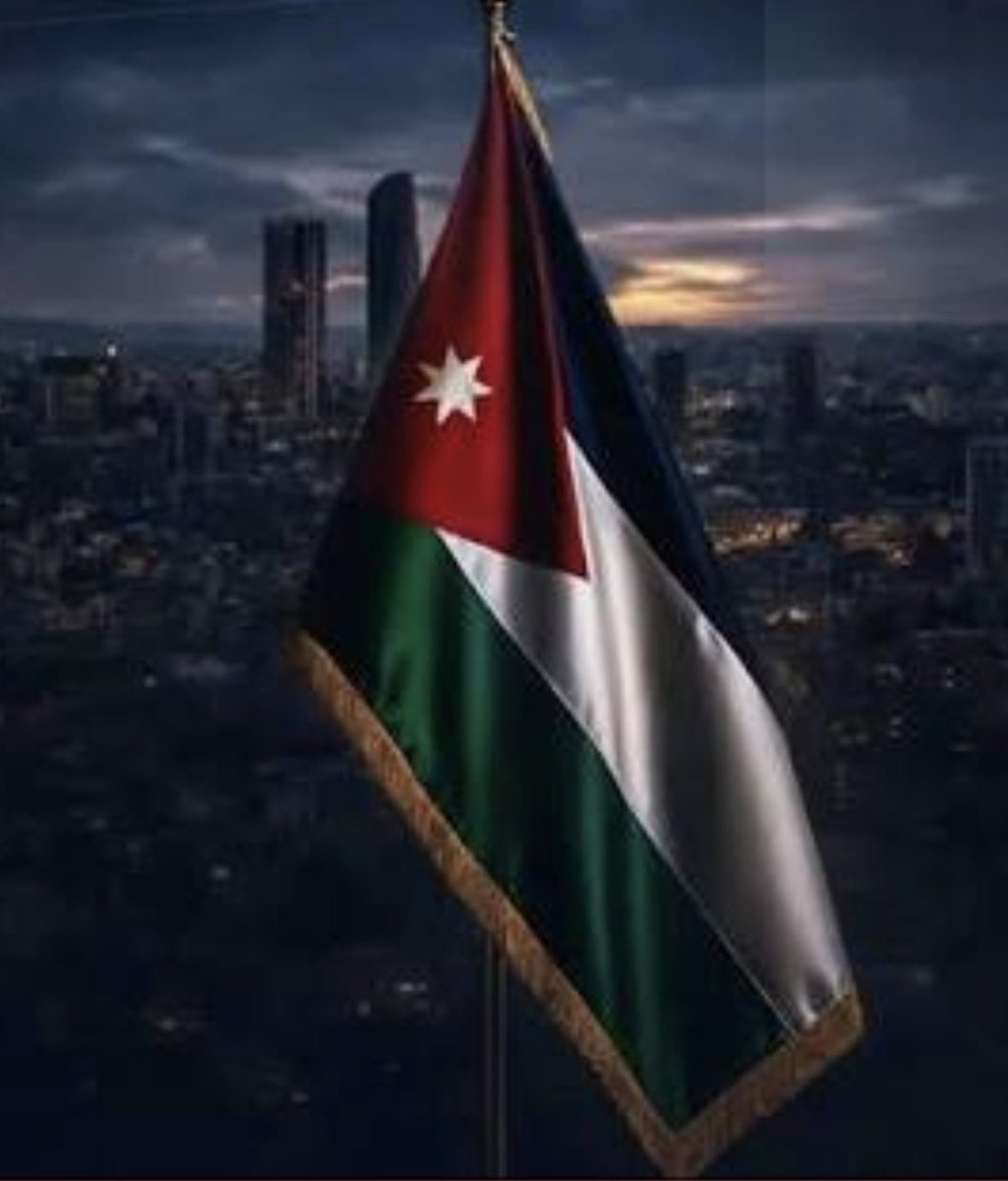 hatembraikat's tweet photo. الأردن لديه لعنات غير موجودة عند بقية الدول:

١- كل دول العالم تعتبر مجموعة علاقاتها الدولية السياسية والعسكرية جزءًا من منظومة الردع والدفاع الخاصة (٩٩٪ من دول العالم تتبادل العلاقات العسكرية مع بعضها)، إلا الأردن فعلاقاته الديبلوماسية والعسكرية لعنة تحوله إلى دولة عميلة وخائنة.

٢- جميع دول المنطقة رَسم لها الاستعمار مسار ذلك السلك الشائك المحيط بها المسمى حدود، فأصبحت كلها دول ذات كينونة وهوية إلا الأردن فقد تحولت حدوده إلى لعنة عنوانها كيان صنعه الاستعمار.

٣- جميع الدول العربية تقريبًا -باستثناء لبنان- لديها مساحة صحراء تتجاوز الـ50% من مساحتها الإجمالية، إلا أن صحراء الأردن لعنة تسلبه ارتباط شعبه بأرضه وتحوله إلا مجاميع بشرية مستوردة!

٤- كل من حارب أو ادعى أنه حارب على أرض فلسطين أو خطب خطبة عنها أو ألقى على المحتل حبة حصى حصل على تكريم وتخليد في التاريخ، إلا الأردن، فتضحياته تحولت إلى لعنة وتآمر رغم أنه بذل ما يزيد عن 1200 عسكري استشهدوا على أرضها، والوحيد الذي حرر الـ 18% التي تعتبر اليوم نواة الدولة الفلسطينية المنشودة، دعك مما تحمل من تبعات اقتصادية واجتماعية.

٥- تاريخ وحضارة أي بلد في العالم يتم التعامل معهما كأمرين حاسمين على أصالة شعبه، إلا في الأردن -الذي يحوي عشرات آلاف المواقع الأثرية- فقد تحولا إلى لعنة تحت عنوان أن هذا البلد ممر ومن صنع حضارته هم المارون به وليس أهله الحقيقيين!

٦- الاحتفالات بالمناسبات الوطنية شيء طبيعي وفطري، إلا في الأردن فهي لعنة ولا بد من تبريرها وخوض النقاش عنها.

** القصد هو كشف التناقض وليس ممارسة المظلومية.