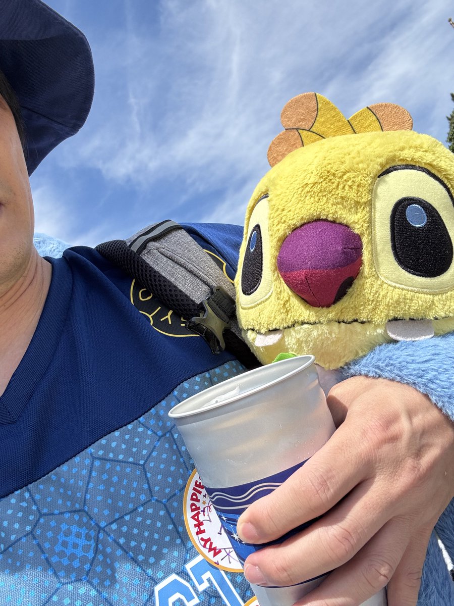 dmfactory6's tweet photo. 1ヶ月ぶりにランド行ったら、6月なのでスティッチのカチューシャとかぬいぐるみ抱えてる人がいっぱい。

グリの時、「あっ、また来たねー」ってスティッチから寄って来てくれるのが楽しい。 https://t.co/YIg7I99VTg