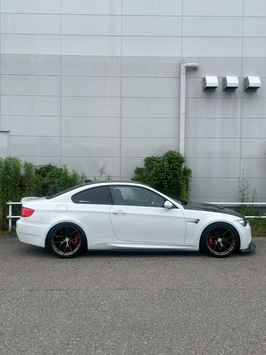 FREEDOM_2525115's tweet photo. BMW E92 M3が入庫しました✨

フルカスタム車両です⭐️

カスタムすると高額な排気系、足回り、
ホイール、ブレーキなど
高額カスタムもりもり車両です‼️

ここまでカスタムされた車は
なかなか出てこないです🫡

値段高騰中のお車です🙆‍♂️

売れてしまう前に
お気軽にお問い合わせください♪

#BMW #M3 https://t.co/MLYzYw5Nnm