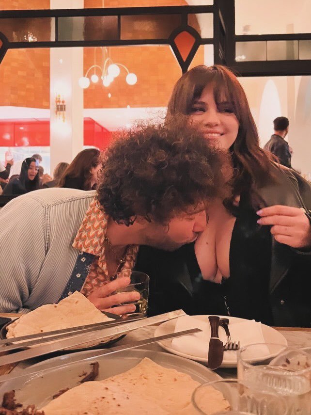 heytaraaa's tweet photo. Doing this in public is wild... https://t.co/kRauGsWepA