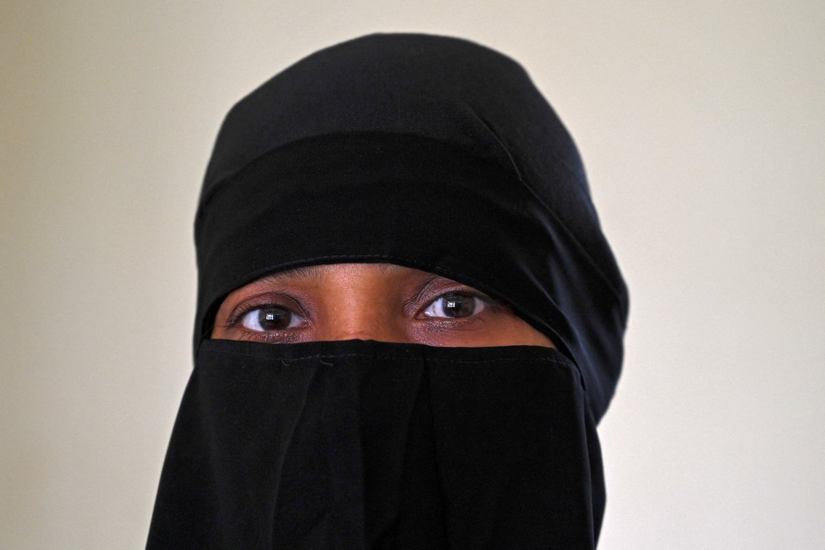 libremediaqc's tweet photo. Dans un reportage, Radio-Canada raconte la «détresse» d’une élève musulmane forcée de retirer son niqab dans une école de Québec. Sous couvert d’humanité, le diffuseur public banalise le voile intégral aux frais des contribuables.

➡️https://t.co/S6BWFQag7A https://t.co/9VzqC4XfVV