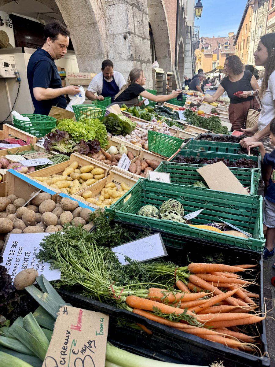 Edelweiss_Delp's tweet photo. Annecy food markets are something to behold. Vibrant rainbow colours of fruit and vegetables, artisan cheeses and cured meats adorn the tables along all alleys and streets. Wow! 🇫🇷🇫🇷💙 #france #FoodieLife #food #market #Annecy #travel #visitfrance #health #frenchlifestyle https://t.co/XDwljmQIOG
