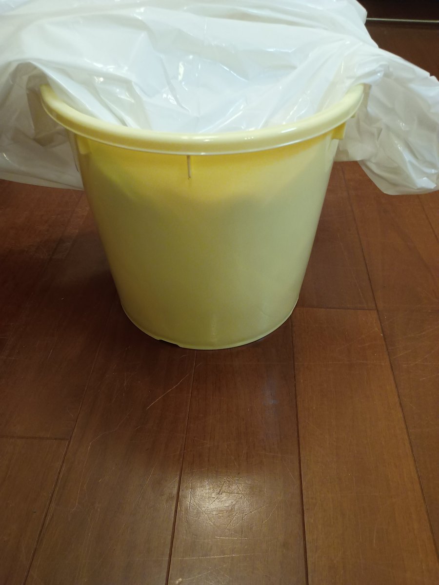 Julien_Felis's tweet photo. 今年の梅干し、漬けはじめ。
プラ桶買った。5キロ仕込みとなると、もう、ね。

もう1日、2日追熟とりたいけど
作業できるのが今夜しかないから妥協。

美味しくなれー

#おうちごはん https://t.co/UeKajd9cws