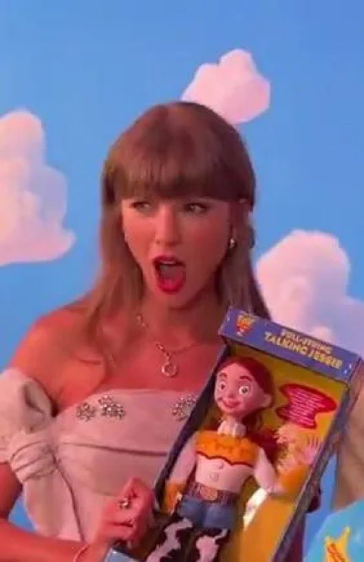 jbsswagy's tweet photo. a Jessie que deram para a taylor ta PASSADA que é a taylor que tá segurando ela kkkkkkkkkkkk https://t.co/ItSkZSiGf6