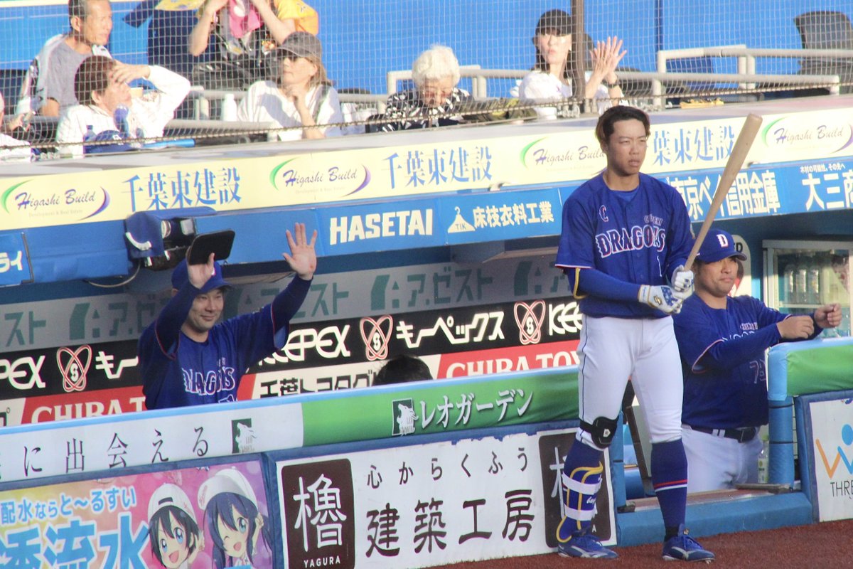 _qmmmp's tweet photo. 翔平さんに手を振る直倫コーチ
翔平さんにお辞儀する岡林くん
翔平さんに笑顔で拍手する鵜飼くん

#堂上直倫 #岡林勇希 #鵜飼航丞
#中日ドラゴンズ https://t.co/WtRNo8le3D