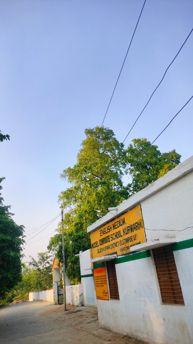 IQ4MEDIAX's tweet photo. BRC #Kurwar के ऊपर से गुजर रहा बिजली का तार छात्रों और सैकड़ों राहगीरों की जान के लिए खतरा बना हुआ है यहां भारी भीड़ रहती है। वर्तमान आंधी-तूफान में तार कभी भी टूटकर बड़े हादसे का कारण बन सकता है संज्ञान लेकर सुरक्षित व्यवस्था सुनिश्चित करे
@sultanpurpolice
 @SultanpurDm
@MVVNLHQ https://t.co/n7sW0jlBOw