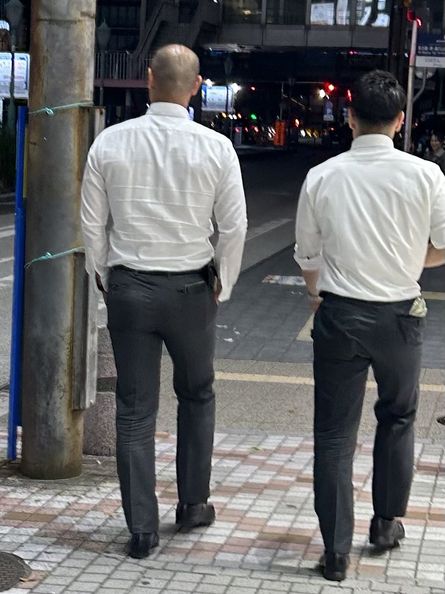 7zpdg's tweet photo. 外呑みからの帰り。
左側の野郎の肩幅が羨ましい。 https://t.co/UOs0q0SDz5