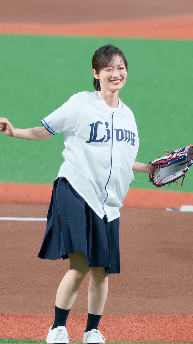 pouls100's tweet photo. 2026.06.10 プロ野球交流戦
埼玉西武ライオンズ×広島東洋カープ
試合前セレモニアルピッチ
投げ終わった後の仕草も可愛い山下美月さんでした😆
#seiblions
#山下美月
#成瀬は天下を取りにいく https://t.co/kc8q2p6abR
