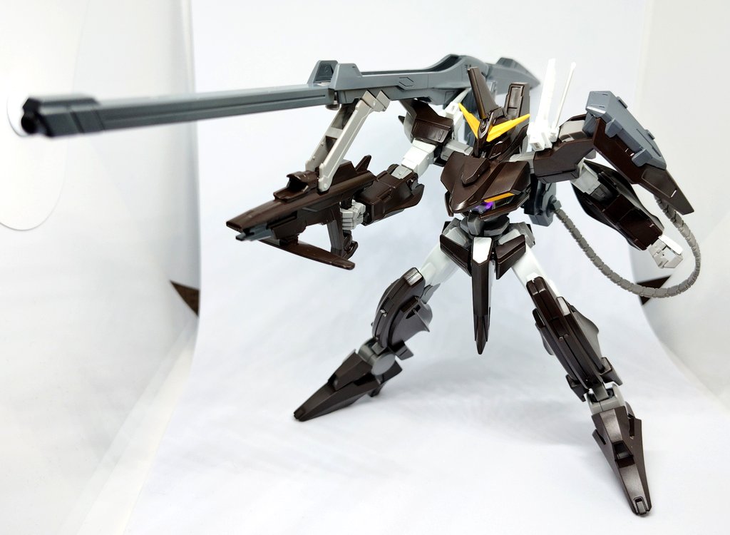 nubenetu's tweet photo. お久しガンプラ
スローネアイン
スローネシリーズ全部欲しい…アルケーも
超独特デザインながらもソコがいい
惜しむらくはファーストシーズン特有のABSやプラ同士の関節、摩耗ﾔﾀﾞｰ
GNランチャーを構えるこの姿勢…流星号とシナジーを感じるが、届けさせてくれアイン！で陣営違い
#ガンプラ https://t.co/WsNeHrHfR2
