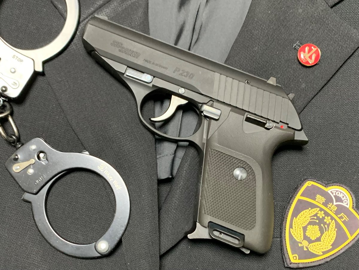 DETECTIVE_JURI's tweet photo. #これを見た人は我に続いて銃を置け
銃はモデルガン、手錠は法執行機関向けの本物、警視庁捜査一課のバッジ・ワッペンはドラマ撮影用のレプリカです https://t.co/j4XWEzFu0m