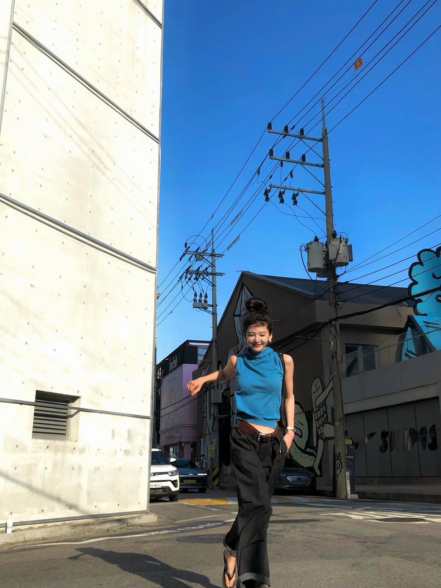 ruonansz's tweet photo. and also, i cannot stress enough how i love ruonan’s fashion sense!!! she can be chic, casual and classy, but take note that her clothes are always almost affordable just in case her fans want to buy them 🩵 https://t.co/8kQ93cyuDA