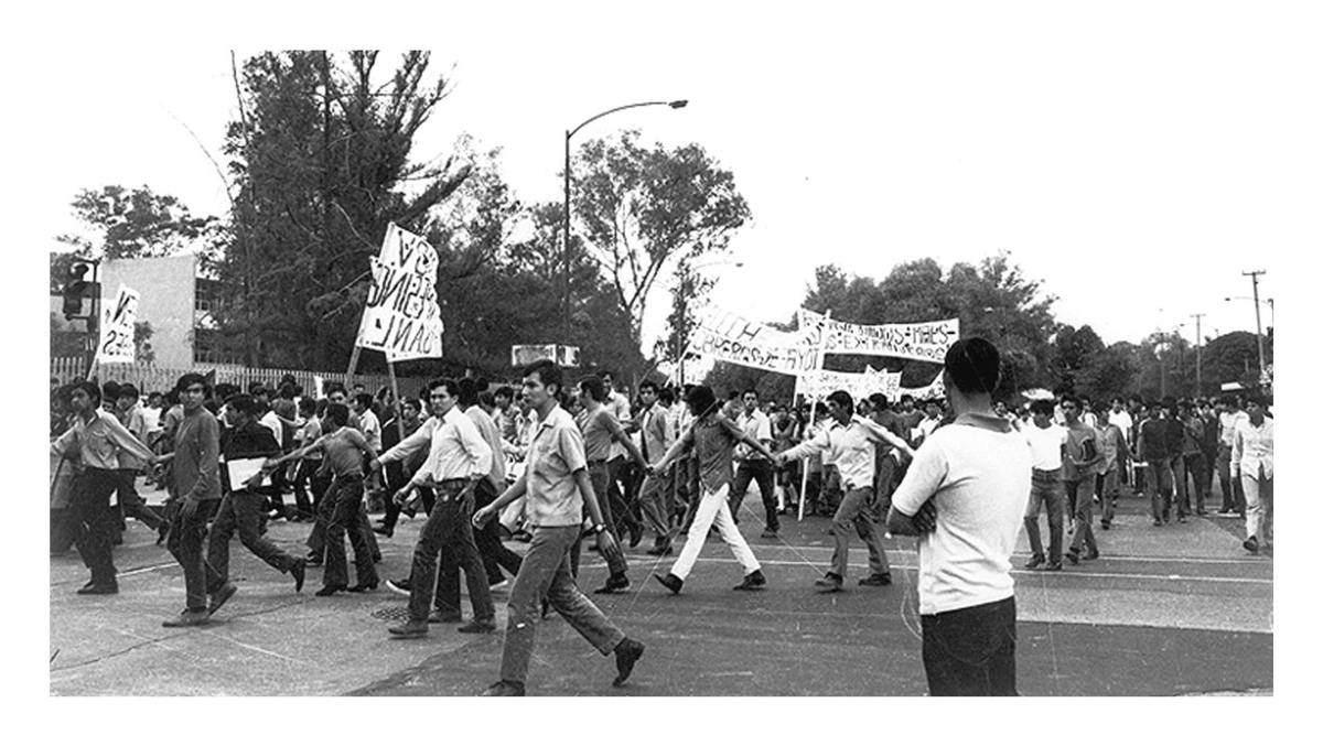 LizbethCaro07's tweet photo. Un día como hoy 10 de junio pero del ya lejano año de 1971 (Matanza del Jueves de Corpus), llamada "EL HALCONAZO".
No se sabe cuántos muertos y heridos hay. Algunos diarios dirán que al menos 16 muertos.
La manifestación de estudiantes politécnicos que el 10 de junio de 1971, avanza por la calle Instituto Técnico Industrial y la calzada México –Tacuba, es atacada por jóvenes armados con largas varas de otate y bambú.
Los agresores llegan por San Cosme en camiones grises y en camionetas panel; al grito de ¡Viva el Che Guevara!, se lanzan corriendo hacia la vanguardia estudiantil, mientras por la retaguardia otros grupos realizan una maniobra envolvente para copar al núcleo de manifestantes. Los estudiantes se atrincheran en la Normal y de inmediato responden la agresión, pero indefensos en su mayoría, son golpeados salvajemente. La policía uniformada, pasiva y complaciente, contempla los hechos. Simultáneamente, individuos vestidos de civiles y que traen un distintivo con la faz del Che Guevara, disparan pistolas, aparentemente calibre 45, sobre los jóvenes manifestantes, que corren despavoridos. Algunos francotiradores también disparan sus carabinas 30 M-2 contra la multitud parapetados en patrullas policíacas, desde camiones de granaderos y algunas azoteas. La desorganización del ataque y el fuego cruzado, hace que los mismos agresores se causen bajas entre sí.
Por todos lados se oyen las ráfagas de rifles automáticos y descargas de pistolas, el ulular de las ambulancias y los gritos de dolor de la gente, aun mujeres y niños, que marchaban acompañando a los manifestantes y todavía llenan las calles aledañas a la Escuela Normal. Decenas de jóvenes sobrevivientes al ataque son subidos a golpes a las patrullas y camiones de la policía. Los heridos son llevados a los hospitales de la Cruz Verde y Rubén Leñero, pero hasta allí continúa la agresión en su mismo lecho. Finalmente, los granaderos lanzan gas lacrimógeno sobre la multitud para que termine por disolverse.
Por la noche, el Jefe del DDF, Alfonso Martínez Domínguez, atribuye el enfrentamiento a grupos “empeñados en provocar, contra toda razón, conflictos con la autoridad y entre ellos mismos”. Dice que entre los estudiantes había diferencias sobre la manifestación y por eso se agredieron entre ellos. “No existen Los Halcones. Esa es una leyenda...”
La manifestación había salido del Caso de Santo Tomás del Instituto Politécnico Nacional a las 17 horas con demandas muy diversas:
1) Derogación de la nueva Ley Orgánica de la Universidad de Nuevo León y promulgación del proyecto elaborado por maestros y estudiante;
2) Democratización de la enseñanza;
3) Desaparición de todas las Juntas de Gobierno de las Universidades del país y de todas sus actuales leyes orgánicas;
4) Derogación del reglamento del IPN;
5) Representación paritaria de maestros y alumnos en los consejos técnicos de la UNAM;
6) Desaparición de las fatídicas porras y del llamado grupo "Francisco Villa" de la UNAM;
7) Libertad a todos los presos políticos;
8) Destino del 12% del Producto Nacional Bruto a la educación; y
9) Poner bajo el control de los estudiantes y maestros los presupuestos destinados a las Universidades.
Momentos antes del ataque, en las calles de Salvador Díaz Mirón, un grupo de granaderos les había cerrado el paso y su comandante les había ordenado: "¡Jóvenes! Disuelvan esta manifestación, porque no está autorizada."
No se sabe cuántos muertos y heridos hay. Algunos diarios dirán que al menos 16 muertos. En otros, se asegurará que fueron vistos cerca de 30 cadáveres en el anfiteatro del hospital Rubén Leñero. Un mes más tarde El Universal publicará una lista de 27 nombres, pero se afirmará que hay por lo menos otros 13 muertos cuya identidad nunca será aclarada.
El 15 de junio siguiente, Alfonso Martínez Domínguez renunciará junto con el jefe de la policía general Rogelio Flores Curiel; en agosto también renunciará Julio Sánchez Vargas, Procurador General de la República.
Señala Raúl Trejo Delarbre: “No se sabe cuántos murieron el 10 de junio de 1971. Los culpables nunca fueron castigados. Varios funcionarios renunciaron, el entonces presidente Luis Echeverría profundizó su política de “apertura democrática” y aseguró que él era ajeno a la emboscada que había sido tendida contra una manifestación estudiantil. La organización de los estudiantes que apenas se levantaba después de la represión de 1968 cayó en un aislamiento del que tardaría mucho en recuperarse. El miedo y la desconfianza se intensificaron en una generación que vería al poder político con avidez o sospecha pero pocas veces como espacio de servicio público… La emboscada del 10 de junio de 1971 mostró, para algunos, que la apertura política tenía enemigos dentro del mismo sistema político. Para otros, fue evidencia de que el presidente Echeverría no era tan sincero cuando hablaba de una nueva flexibilidad política”.
De los documentos que aparecen en el libro de Scherer y Monsivais (Los Patriotas) puede desprenderse que los “halcones” fueron un grupo de más de ochocientos golpeadores y karatekas al mando del militar Manuel Díaz Escobar Figueroa, “El Maestro”, entonces Subdirector de Servicios Generales del DDF, que durante los dos años anteriores a la tragedia, recibió instrucción de box, judo, karate y bojun-su. Que antes del 10 de junio, los “halcones” habían reventado mítines en el IPN y la Preparatoria Popular, y que tras la represión, desmantelaron su campo de entrenamiento de San Juan de Aragón, se concentraron en el Palacio de los Deportes y fueron pagados y disueltos con la consigna de realizar acciones terroristas y asaltos para distraer a la opinión pública. Díaz Escobar, su jefe, renunció a su cargo de subdirector en el DDF después de la matanza, fue comisionado a la embajada mexicana en Santiago de Chile y el 1º de junio de 1979, fue ascendido por el presidente José López Portillo a general de brigada diplomado del estado mayor.
Investigaciones del Canal 6 de Julio, basadas en documentos desclasificados de la CIA norteamericana, señalan que años antes de este suceso y en el marco de la guerra fría, los jefes militares del grupo de los Halcones recibieron entrenamiento antimotines en Estados Unidos a solicitud del gobierno mexicano y que después del 10 de junio de 1971, el general Díaz Escobar estuvo implicado en el golpe de estado contra el presidente Salvador Allende y colaboró en la organización de la policía secreta del dictador Pinochet.
Por su parte, a más de treinta años de la tragedia, la Suprema Corte de Justicia de la Nación exoneró a Luis Echeverría Alvarez, entonces presidente de México, de la responsabilidad de esta matanza.