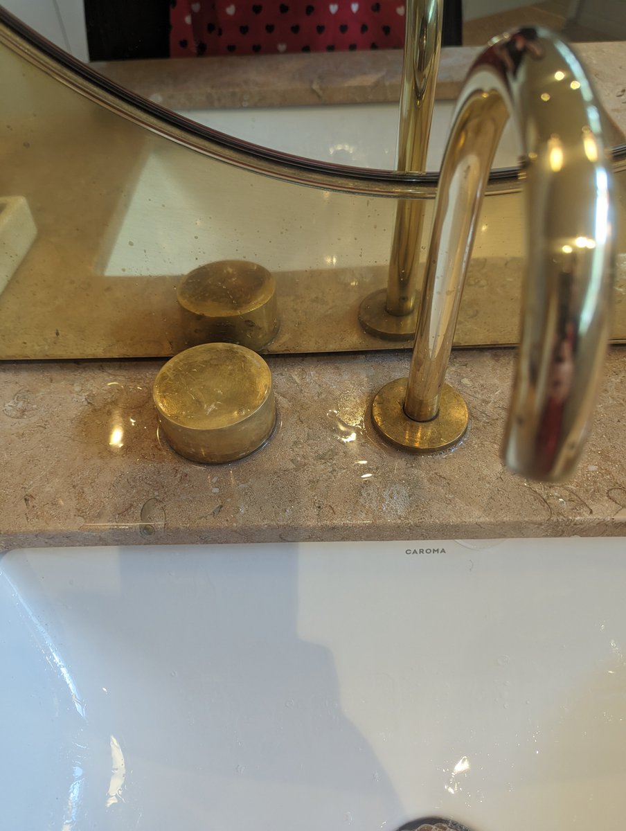 violentquiche's tweet photo. @odaradeverdade Not a sensor, but the tap here was the perfectly round metal disc - imagine turning this with wet hands 😭 https://t.co/1d0mA2P9y5