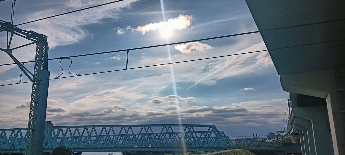 underflow_hon1's tweet photo. 今日は仕事で研修うけてきた
参加してとても良かった
衝撃的内容もあったけど仕事をすすめる上で色々な感情に振り回わされず自分のルーティンをしっかり守っていこうと思う
 
毎年春に綺麗に花咲かせる桜の木は
青々とした葉を広げていました
今日の太陽と空も綺麗でした https://t.co/QX0Vsca1VW