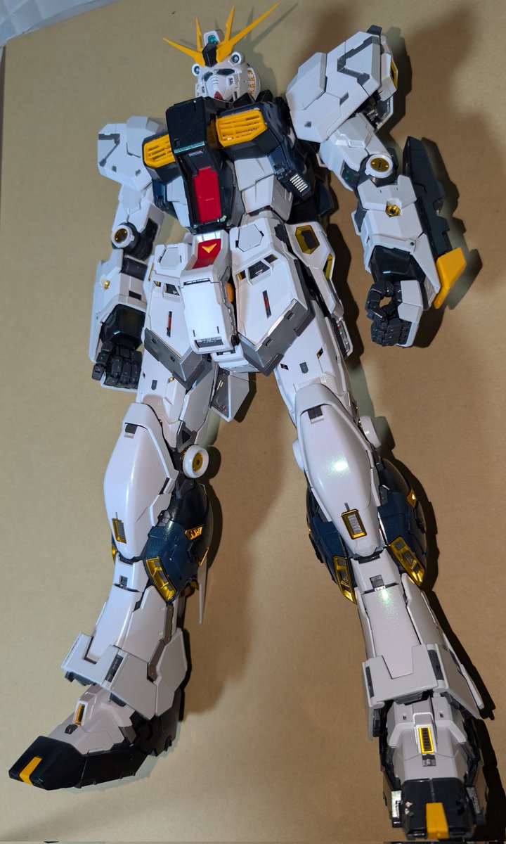 takegamira's tweet photo. PGUのνガンダム

ようやく本体の外装パーツを全て取り付け完了。

塗装はクレオスのクリスタルカラーのトルマリングリーンを噴いた上から光沢のトップコートを噴きました。 https://t.co/szvAhDEHro