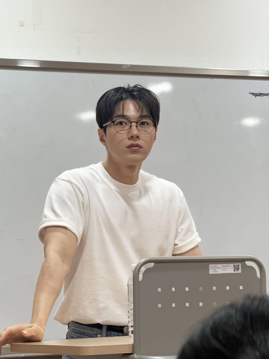 myaongiee's tweet photo. 대학생                                   대학교수 https://t.co/sUXytTnBcS