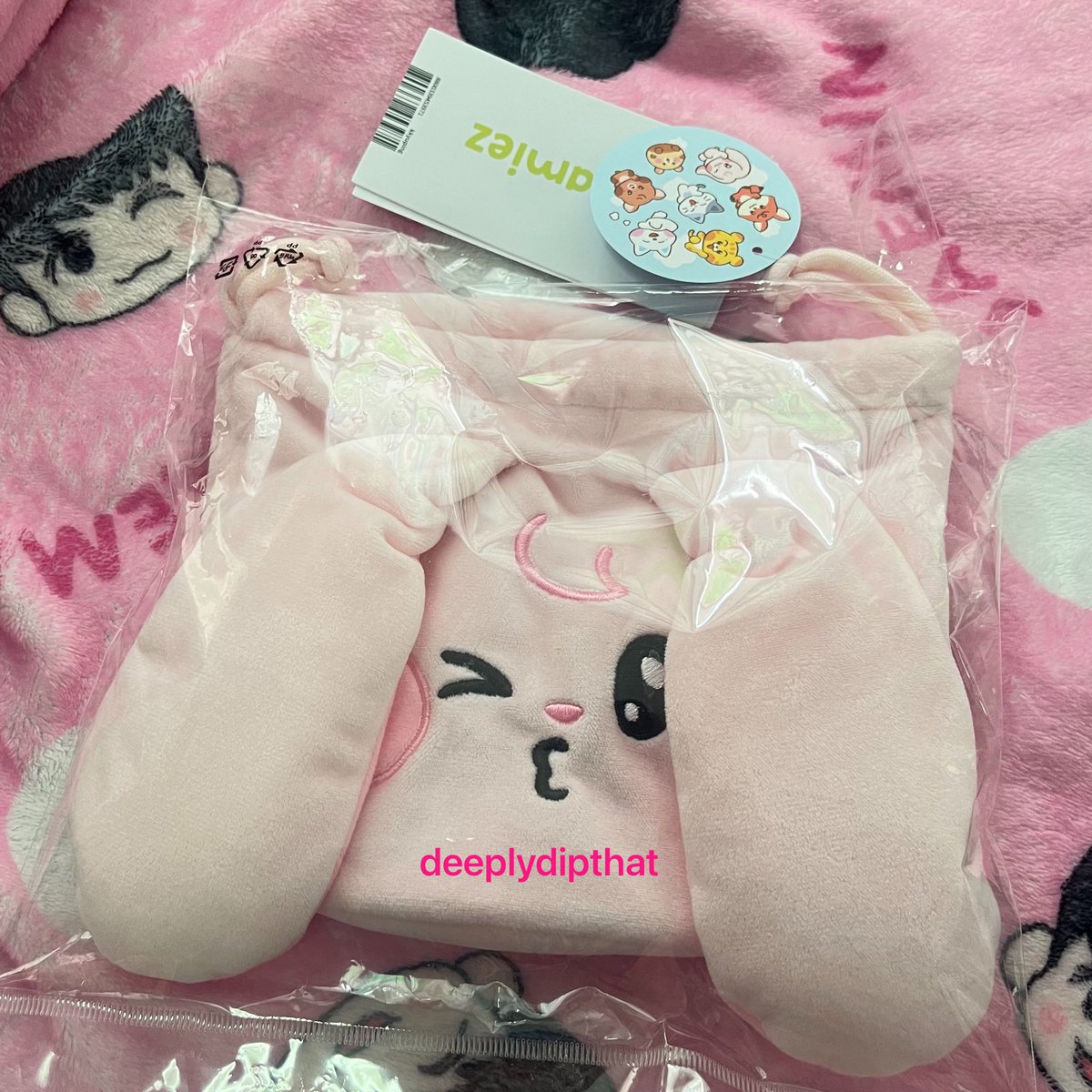 deeplydipthat's tweet photo. WTB พร้อมส่ง 💘🐰

กระเป๋าแจมิน กยูพิ้ง 
sweet dreamiez collection
 
face string pouch แจมิน
380 ส่งฟรี (from 550)

ไม่เคยใช้งาน ป้ายอยู่ครบ แกะออกจากถุงมาดูเฉยๆเลยค่า สนใจเดมมาได้เลยค่ะ เมนชั่นไม่เด้งค่า 🥹

 #ตลาดนัดnct #ตลาดนัดnctdream #dreamiez #NCTJNJM_FANMEETING_TOUR https://t.co/GYUVRVhKLe