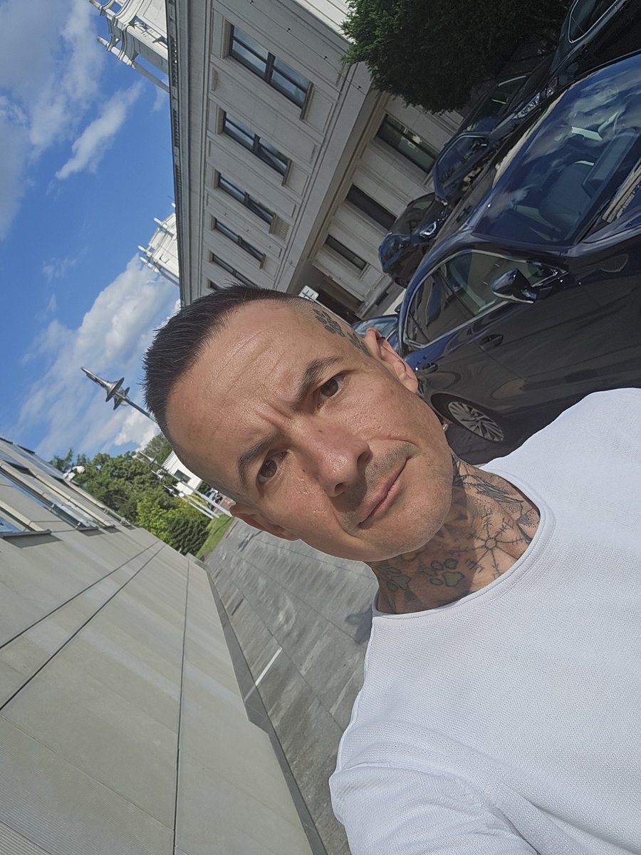 M_Jozefaciuk's tweet photo. Uczeń ma obowiązek przystąpić do egzaminu państwowego. 
Ale państwo nie pokazuje mu realnych pytań.
Nie pokazuje arkuszy.
Nie pokazuje kluczy.
Nie pokazuje nawet algorytmu losowania zadań.

Tak dziś wygląda część pisemna egzaminów zawodowych w formule 2019.

Ministerstwo Edukacji w odpowiedzi na zapytanie poselskie potwierdziło wprost: zadania są losowane z bazy CKE, a zarówno baza zadań, jak i algorytm nie są podawane do publicznej wiadomości.

Czyli młody człowiek ma zdać egzamin, który decyduje o jego przyszłości zawodowej, ale realny standard egzaminowania pozostaje zamknięty w systemie.

To nie jest transparentność.
To nie jest równość.
To nie jest nowoczesne państwo.

Przy maturze arkusze i odpowiedzi są publikowane.
Przy wcześniejszych formułach egzaminów zawodowych arkusze i klucze były dostępne.
A teraz?

Teraz uczeń technikum albo szkoły branżowej ma usłyszeć: „proszę się przygotować”, ale bez dostępu do pełnych realnych materiałów z poprzednich sesji.

MEN odpowiada: CKE publikuje przykładowe zadania.

Tylko że przykładowe zadania to nie to samo co prawdziwe arkusze po egzaminie.
Przykładowe zadania nie pozwalają sprawdzić, czy pytania były dobrze ułożone.
Nie pozwalają nauczycielom ocenić rzeczywistego poziomu egzaminu.
Nie pozwalają uczniom uczyć się na realnym standardzie państwowego egzaminu.

A przecież w przeszłości zdarzały się pytania błędne, niejednoznaczne, z więcej niż jedną poprawną odpowiedzią albo z rozbieżnością między treścią pytania a kluczem.

Kto dziś może to publicznie zweryfikować, skoro pytania z części pisemnej są niejawne?

Dlatego składam interpelację do MEN.

Pytam konkretnie:

Ile zadań jest w bazie CKE dla każdej kwalifikacji?
Kto je sprawdza?
Ilu ekspertów recenzuje jedno pytanie?
Ile pytań usunięto lub poprawiono jako błędne?
Ile było zastrzeżeń?
Ile uznano za zasadne?
Czy uczeń może zobaczyć pytania, na które odpowiadał?
Czy nauczyciel może zobaczyć realny standard egzaminu?
Czy MEN zamierza publikować pytania po sesji albo stworzyć publiczną bazę przykładowych pytań dla każdej kwalifikacji?

Bo egzaminy zawodowe to nie jest zabawa.
To nie jest wewnętrzny test w szkole.
To państwowy egzamin, który wpływa na przyszłość młodych ludzi, ich pracę, kwalifikacje i start w dorosłe życie.

Nie można wymagać od placówek i uczniów pełnej odpowiedzialności, a od państwa nie wymagać pełnej przejrzystości.

Szkoły branżowe i technika nie mogą być traktowane gorzej.
Uczniowie tych placówek nie są uczniami drugiej kategorii.
Nauczyciele zawodowcy nie mogą pracować po omacku.

Transparentność egzaminu nie osłabia państwa.
Transparentność buduje zaufanie.

A tam, gdzie państwo mówi: „zaufajcie nam, ale niczego nie pokażemy” - tam trzeba zadawać pytania jeszcze mocniej.

I właśnie to robię.

#walczsercem #edukacja #zawodowe