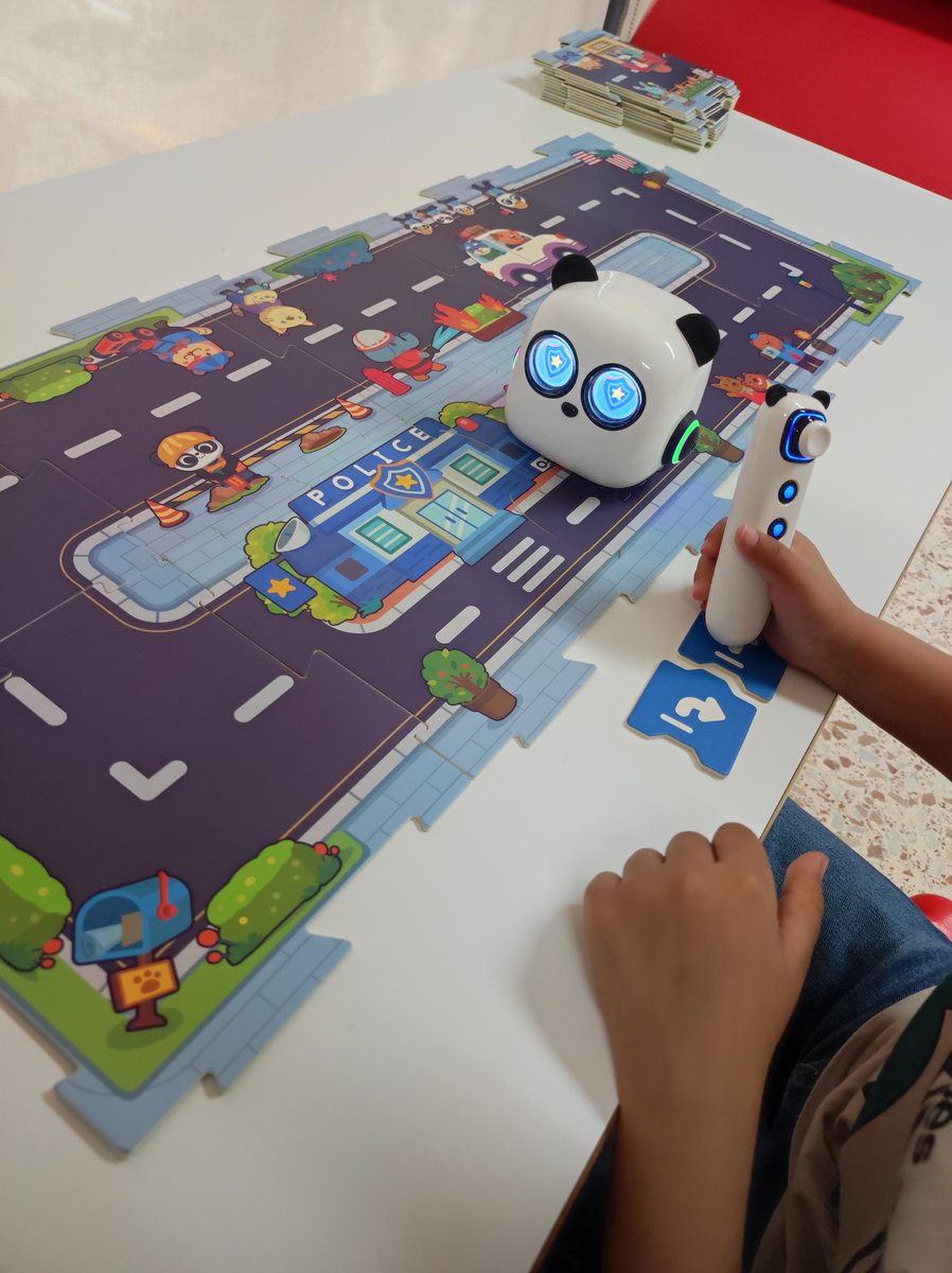 suaracoop's tweet photo. 🎮 Amb motiu del #DiaInternacionalDelJoc, compartim l’experiència del CDIAP Montsià amb el robot educatiu mTiny.
Una eina per afavorir el desenvolupament infantil a través del joc, la tecnologia i la participació activa.

Més info: https://t.co/ROtx6Z02Ob
#AtencioPrecoç #RoboticaEducativa #SocialDigitalLab